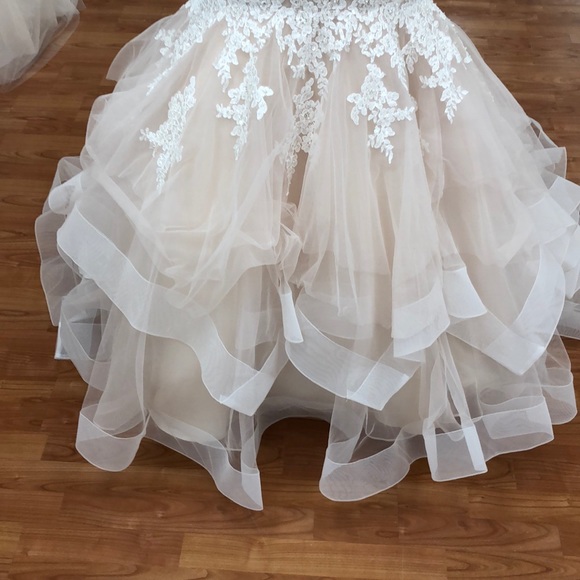 ⭐️SOLD⭐️ Ivory-champagne wedding gown with faux pearls - Picture 3 of 8